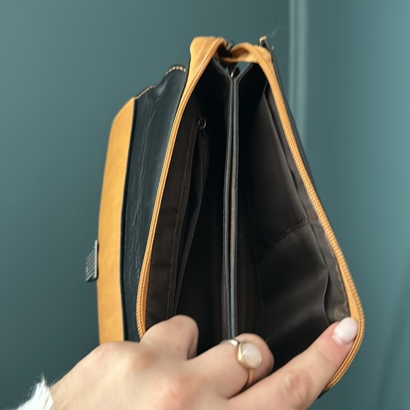 🎄 Crossbody Yellow Tan Bag Good Condition Light Weight Sling Bag - Picture 6 of 7